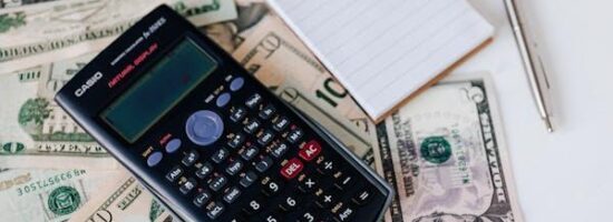 une calculatrice et des billets