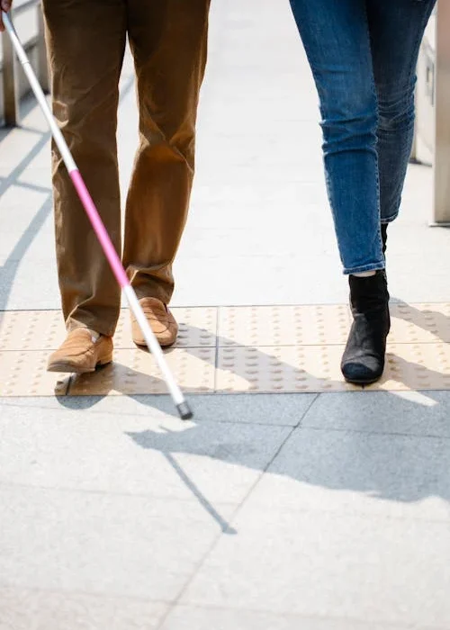 La bande podotactile pour une meilleure accessibilité en entreprise